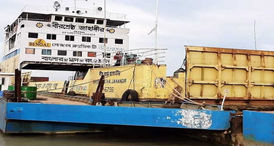 এবার পদ্মা সেতুর ১০ নম্বর পিলারে রো রো ফেরির ধাক্কা