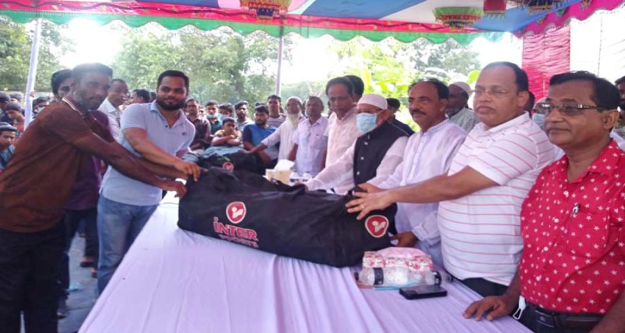 ফুলবাড়িয়ায় দরিদ্রদের মাঝে বিনামূল্যে ইজিবাইক বিতরণ