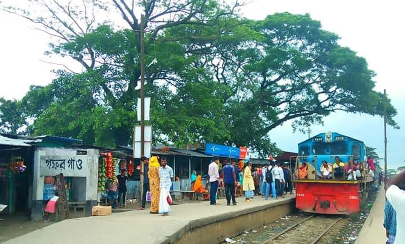 গফরগাঁওয়ে চলন্ত ট্রেনে পাথর নিক্ষেপ, আহত ১