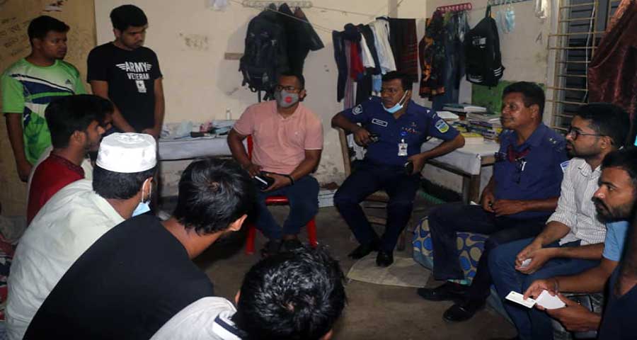 ময়মনসিংহে শিক্ষার্থীদের মেসে মেসে যাচ্ছে পুলিশ