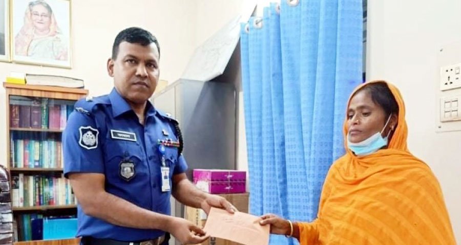 মৃত রিকশাচালকের পরিবারকে এসপির আর্থিক সহায়তা