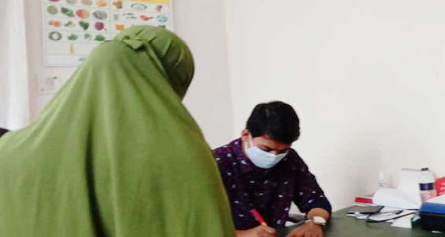 নেত্রকোনায় স্ত্রীর বদলে রোগী দেখেন স্বামী!