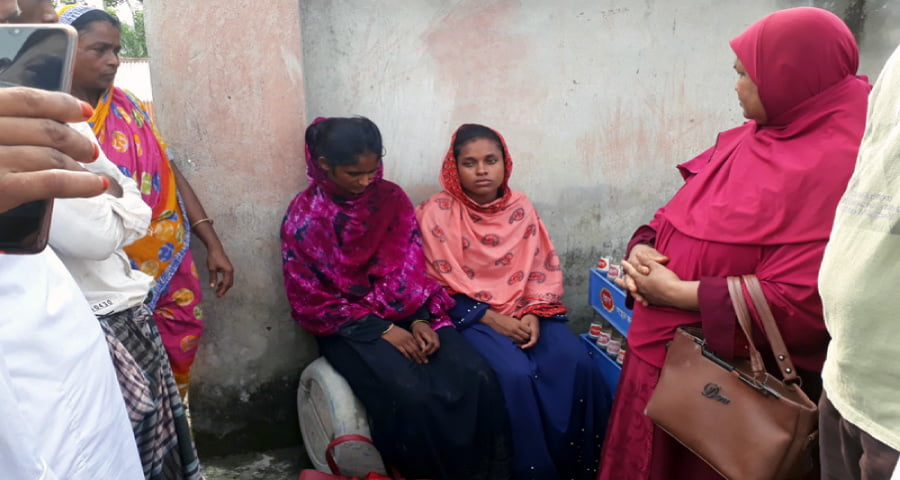 গফরগাঁওয়ে ব্যাংকের সিঁড়ি থেকে টাকা ছিনতাই, দুই নারী আটক