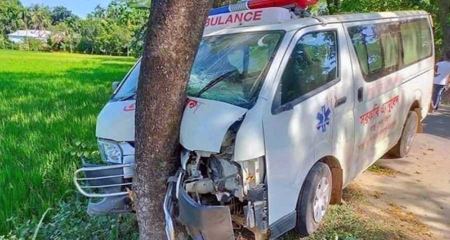 ধোবাউড়া অ্যাম্বুলেন্স নিয়ন্ত্রণ হারিয়ে রোগীর মৃত্যু