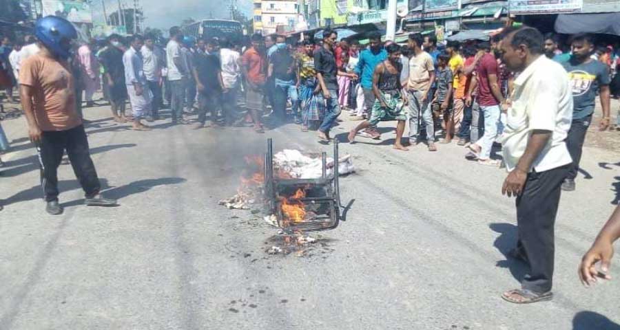 পাকুন্দিয়ায় আওয়ামী লীগের কমিটি বাতিলের দাবিতে অবরোধ-বিক্ষোভ