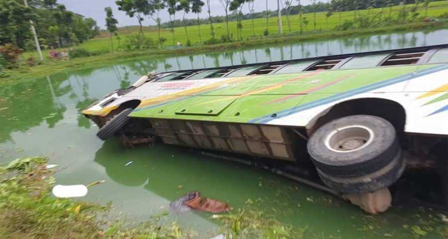 ফুলপুরে মহাসড়ক থেকে বাস খাদে, আহত ৭