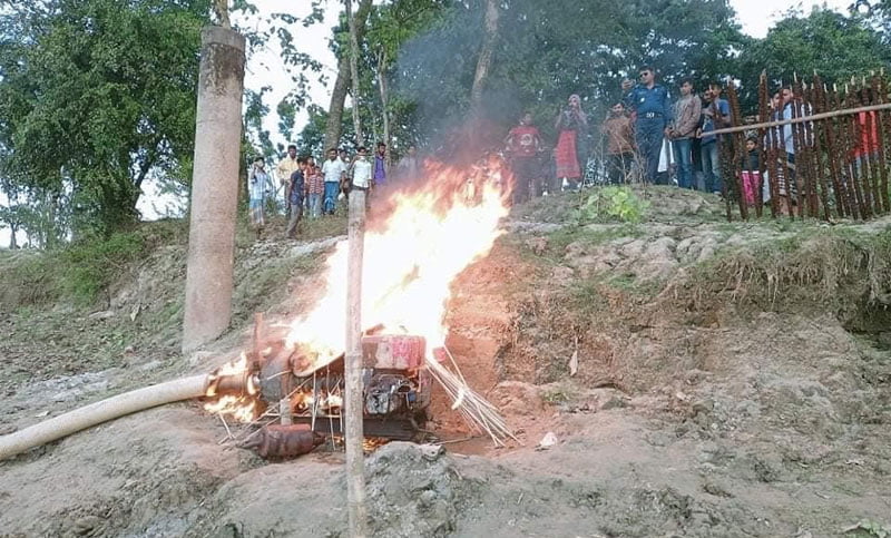 দেওয়ানগঞ্জে বালু উত্তোলন বন্ধে অভিযান, ৩ ড্রেজারে আগুন