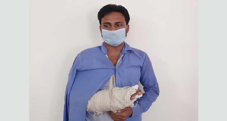 ‘যে আমারে কোপাইলো, পুলিশ তারেই চার্জশিট থাইক্যা বাদ দিল’