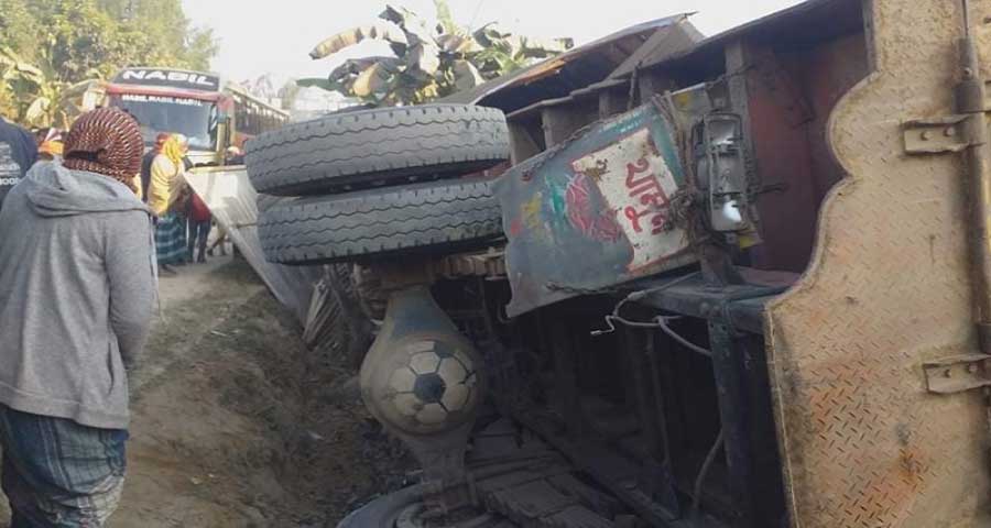 ট্রাক উল্টে পড়ল ঘরের উপরে, ঘুমন্ত অবস্থায় দম্পতির মৃত্যু