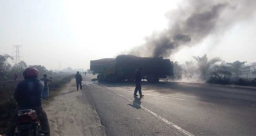 টাঙ্গাইলে দুই ট্রাকের সংঘর্ষে আগুন, চালক দগ্ধ