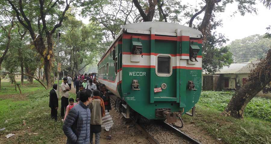 চলন্ত ট্রেনের দুই কোচের সংযোগ বিচ্ছিন্ন, ১ ঘন্টা ট্রেন চলাচল বন্ধ
