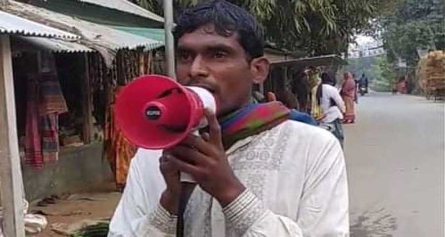 স্ত্রীর জন্য মাইক দিয়ে ঘুরে ঘুরে স্বামীর ভোট প্রার্থনা