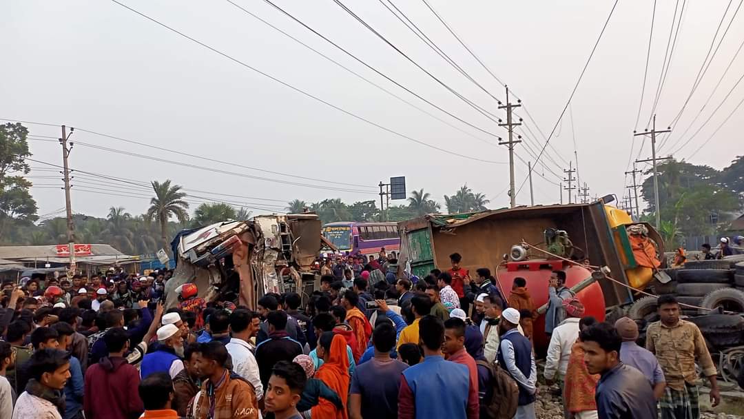ত্রিশালে বিকল ট্রাকে বাসের ধাক্কা, নিহত ২