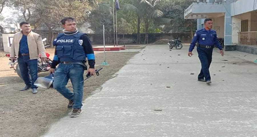 সরিষাবাড়ীতে পুলিশ তদন্ত কেন্দ্রে হামলা, ৬ পুলিশ আহত