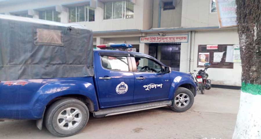 সরিষাবাড়ীতে দ্রুত টিকা না দেওয়ায় স্বাস্থ্য কমপ্লেক্সে ভাঙচুর