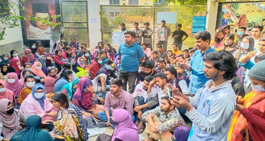 নজরুল বিশ্ববিদ্যালয়ে হল চালুর দাবিতে শিক্ষার্থীদের অনশন