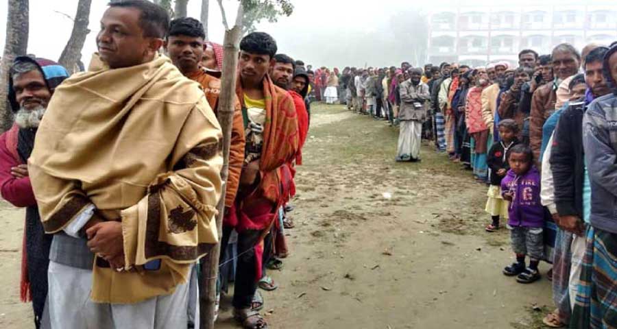 নান্দাইলে লাইনে দাঁড়িয়ে ভোট দিয়েছেন সংসদ সদস্য