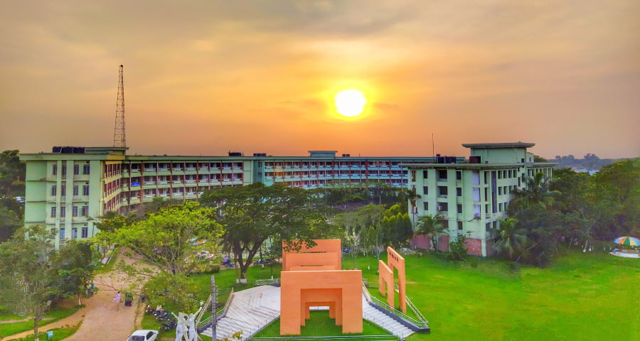 স্ত্রীর মামলায় নজরুল বিশ্ববিদ্যালয় শিক্ষক পলাতক