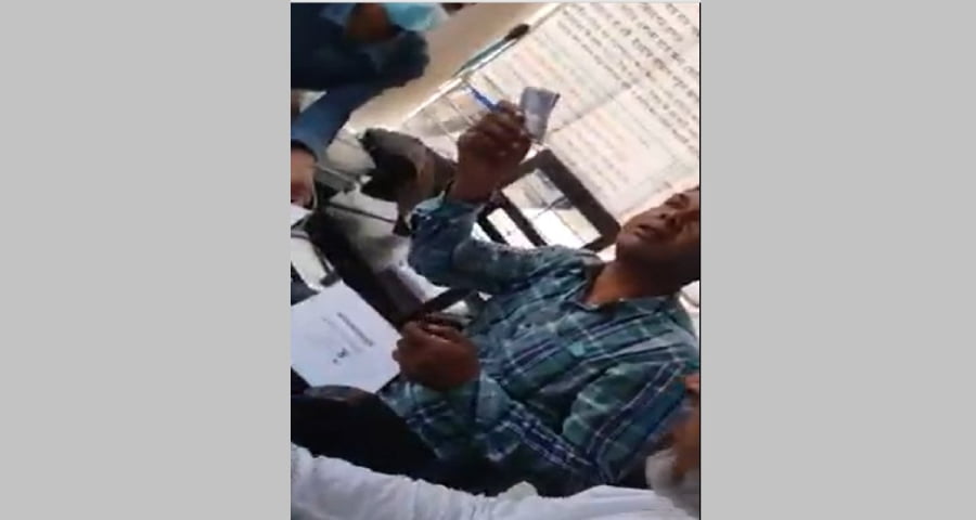 অনার্স পাস, তাই ২ হাজারের নিচে ‘ঘুষ’ নেন না নির্বাচন অফিসের পিয়ন!