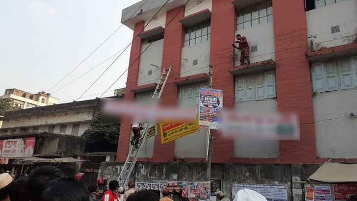 ৩ দিন আটকে থাকা বিড়াল উদ্ধারে ফায়ার সার্ভিস