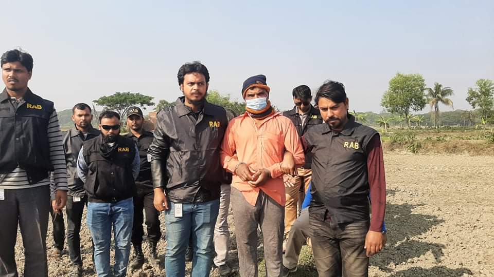 মোবাইলে প্রেম, বিয়ের চাপ দেয়ায় যুবতীকে হত্যার পর আলাদা করা হয় মস্তক