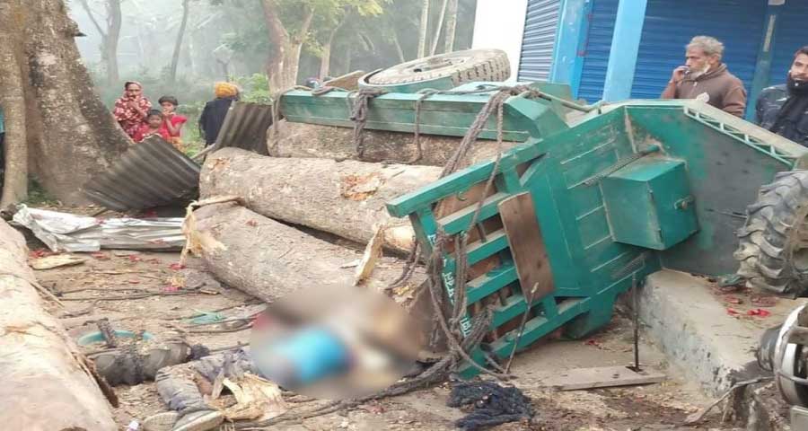কেন্দুয়ায় কাঠ বোঝাই ট্রলি উল্টে চালক নিহত