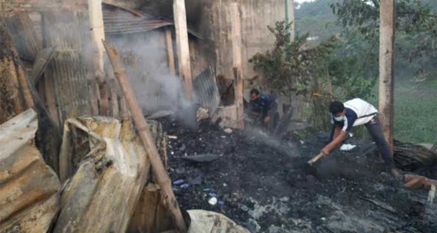 কিশোরগঞ্জে আগুনে পুড়ে গেছে ৯ দোকান