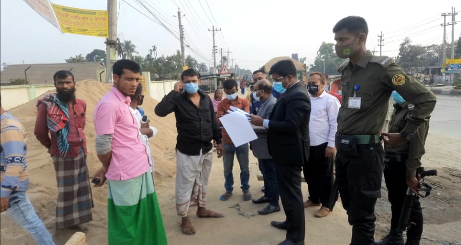 ঢাকা-ময়মনসিংহ মহাসড়কে বালু জমিয়ে ব্যবসা, অভিযান-জরিমানা