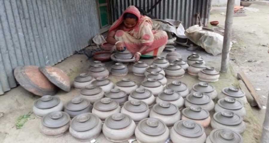 কেন্দুয়ায় হারিয়ে যেতে বসেছে মৃৎশিল্প