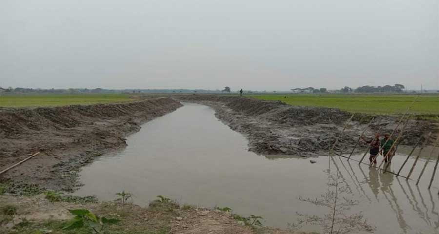 মদনে রাস্তা কেটে খাল!