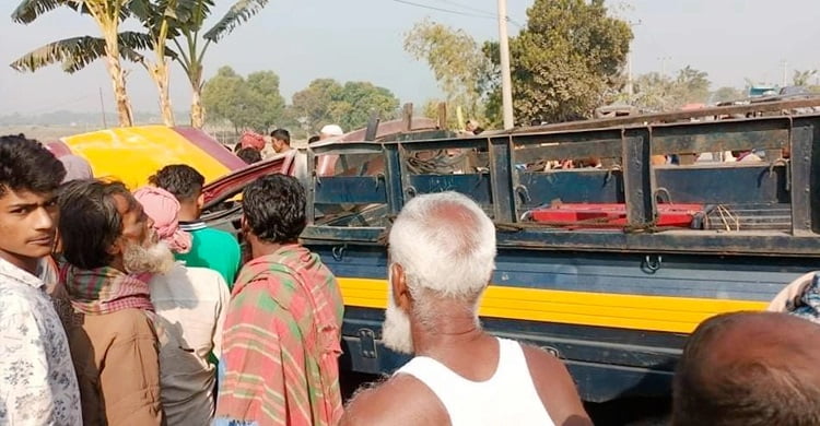 ঈশ্বরগঞ্জ সড়কে উল্টে গেলো পিকনিকের গাড়ি, ১৩ কিশোর আহত