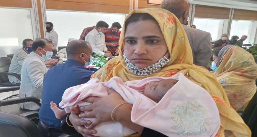 নতুন মায়ের কোলে জঙ্গলে পাওয়া সেই নবজাতক