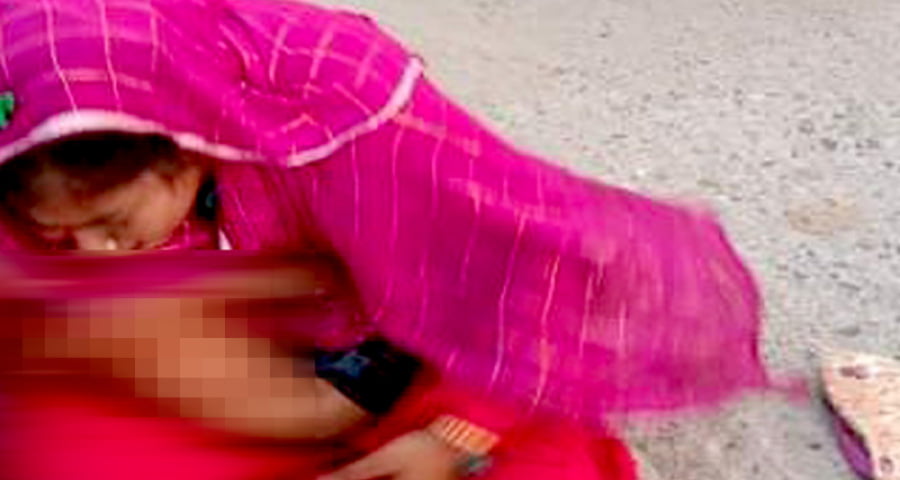 চোখের সামনেই সন্তানের মৃত্যু, বুকে জড়িয়ে মায়ের আহাজারি