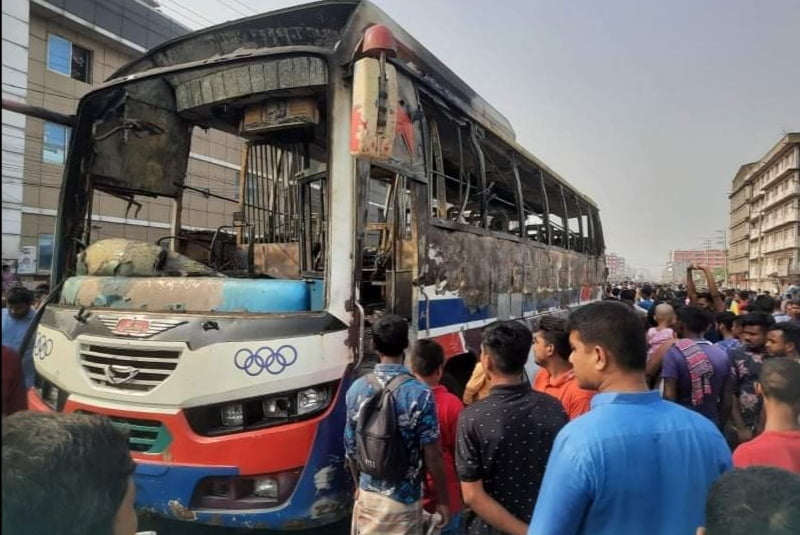 দূর্ঘটনায় শ্রমিক আহত, বাসে আগুন ও সড়ক অবরোধ