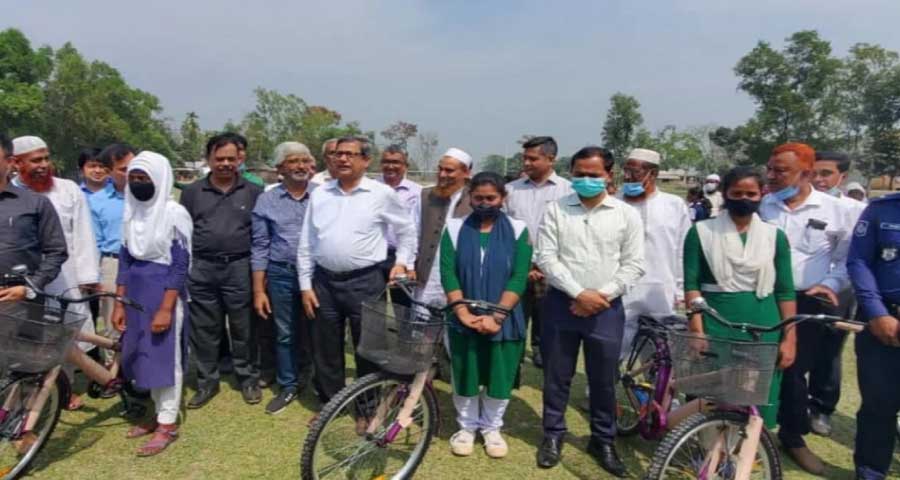 ফুলপুরে ৯৮ স্কুলছাত্রী পেল বাইসাইকেল