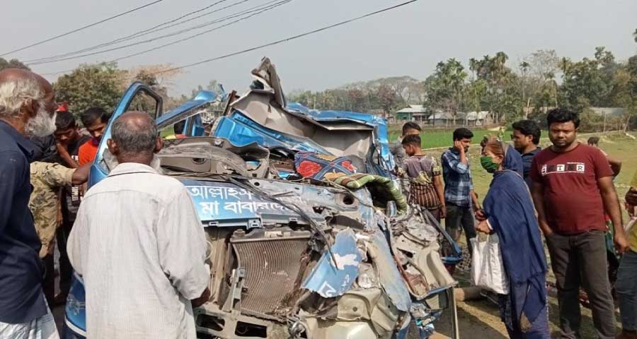 ট্রাকে পিকআপের ধাক্কা, ব্যবসায়ীসহ নিহত ২
