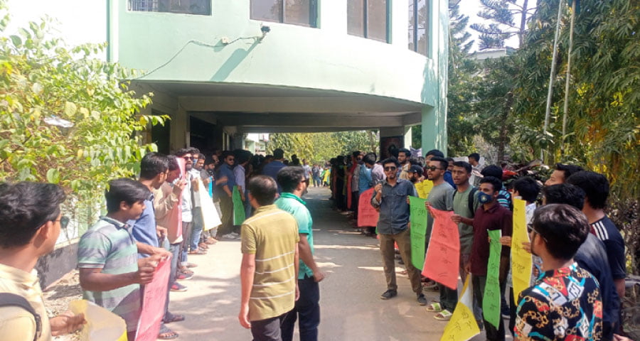 নজরুল বিশ্ববিদ্যালয়ে শিক্ষার্থীকে মারধর, ৪ ছাত্রলীগ কর্মী বহিষ্কারে প্রতিবাদ