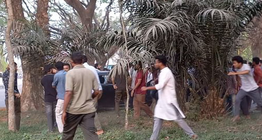 বাকৃবিতে গাড়ি ভাঙচুর, ভিডিও ধারণ করায় সাংবাদিককে মারধর