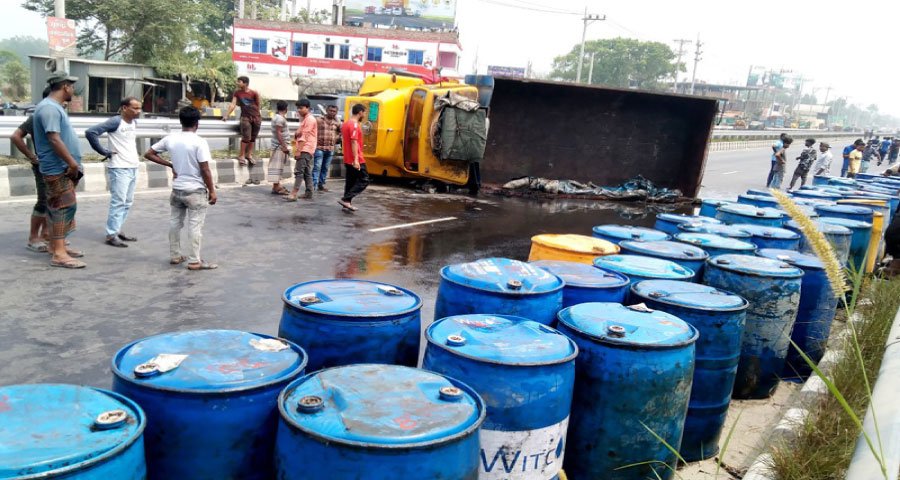 সাড়ে ১১ টন সয়াবিন তেল নিয়ে উল্টে গেল ট্রাক
