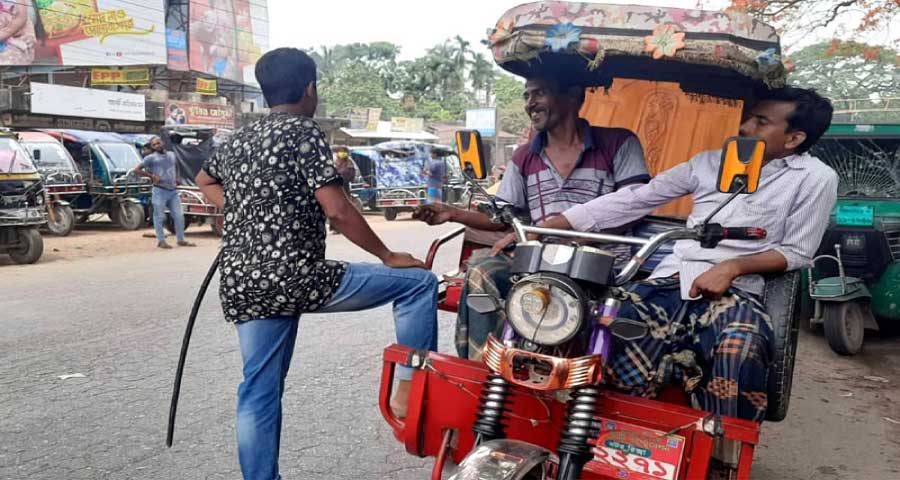 ‘আগেরটার লগে ঈদেরটাও দে’