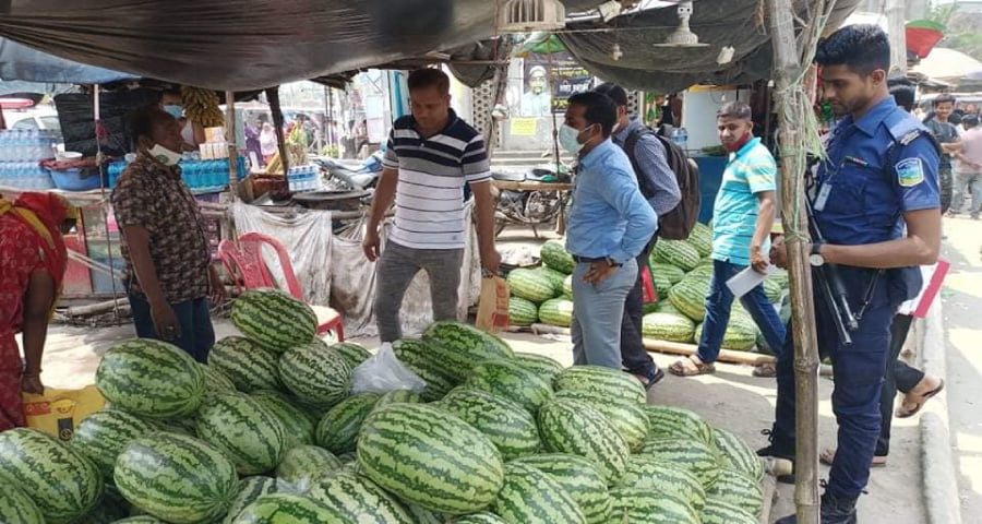 ময়মনসিংহে কেজি দরে তরমুজ বিক্রি, ৪ ব্যবসায়ীকে জরিমানা