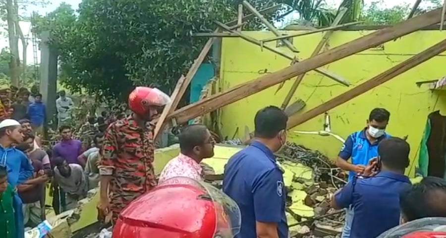 পটকা বানানোর সময় বজ্রপাত, বিস্ফোরণে দুই নারীর মৃত্যু