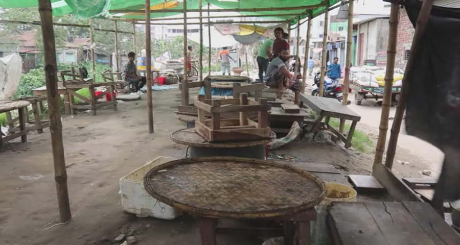 মাছ বিক্রি বন্ধ করে বিক্ষোভ ব্যবসায়ীদের