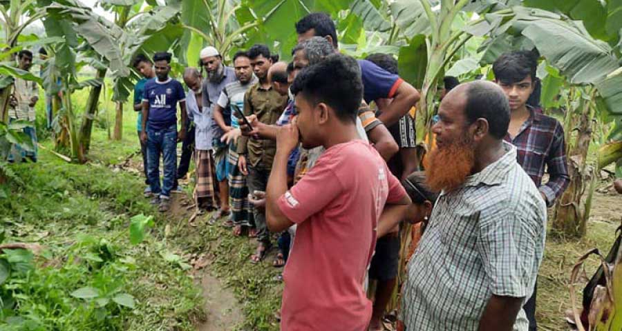 কাফনের কাপড়ে মোড়ানো নারীর কংকাল