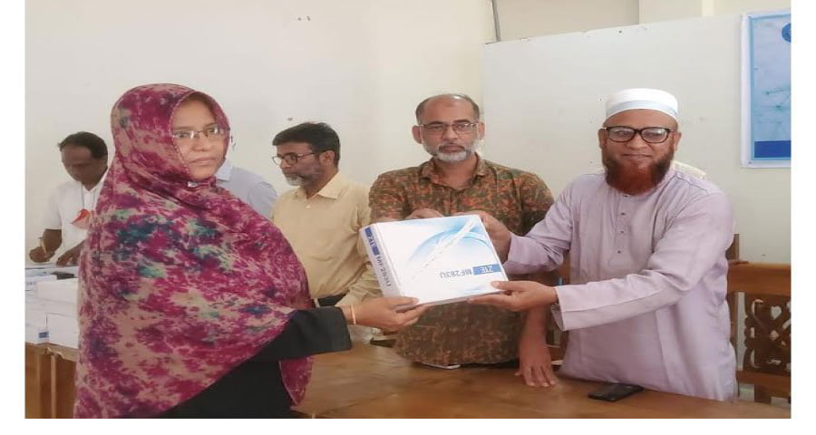 ভালুকায় প্রাথমিক স্কুলে তারবিহীন রাউটার বিতরণ