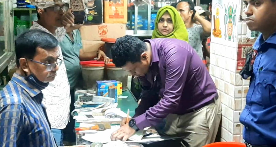দোকানে লুকানো ছিল পুরনো দামের সয়াবিন তেল, দোকানিকে জরিমানা