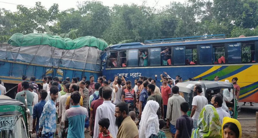 বাস-ট্রাক সংঘর্ষে প্রাণ গেল দুইজনের, আহত ২৫