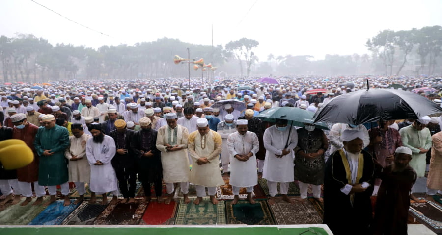 মুসল্লিদের অমিত দৃঢ়তায় হার মানল বৃষ্টির দাপট