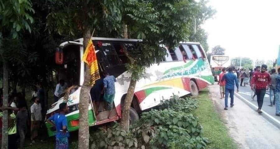 দুই বাসের মুখোমুখি সংঘর্ষে চালকসহ আহত ১৯