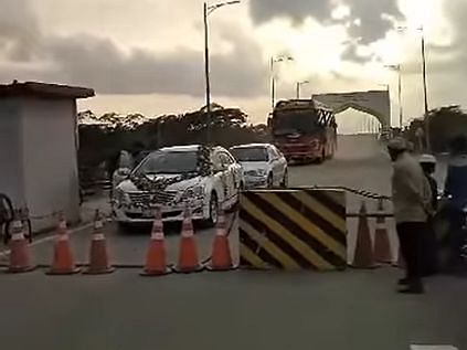 উদ্বোধনের আগেই সেতু পাড়ি দিল বরযাত্রীর বহর